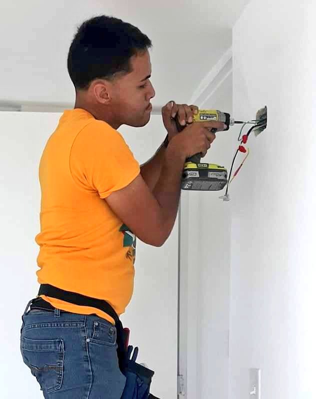 JelectricalC's tweet photo. Aquí varios integrantes de la compañía Javi's Electrical &amp; Contractor, quienes ejercen su labor haciendo posible brindar nuestro servicio profesional. ¡Seguimos creciendo! 💪🏼⚒️⚡ https://t.co/TiQWZ16KOR