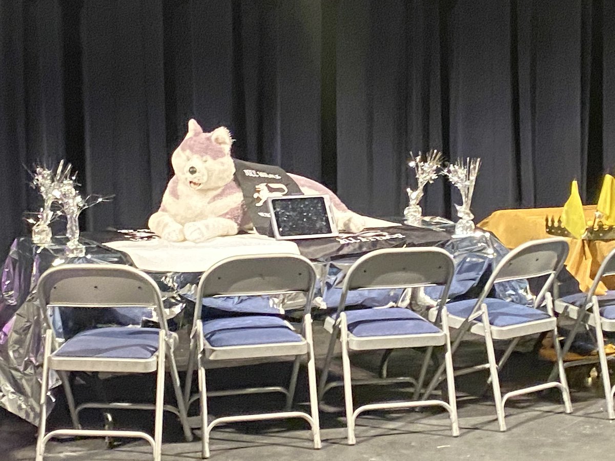 shawnakaiwright's tweet photo. Quiz bowl about to commence!  Engage all tentacles 🦑! ❤️@OakridgeMS1 https://t.co/XY0QDXIR3S