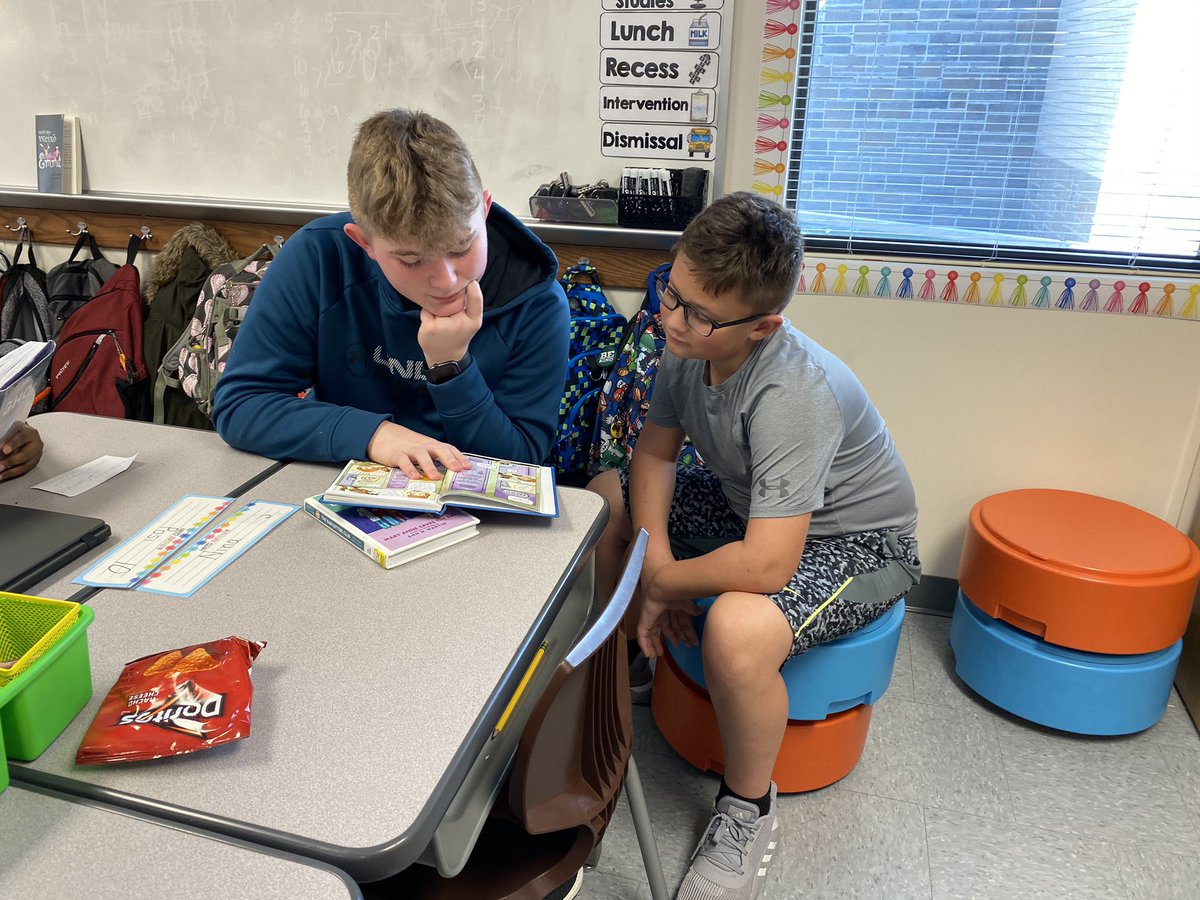 dlogeman's tweet photo. Reynolds Day of Service! Students working with students at Boyer Elementary. @PISDReynolds @Boyer_Elem_PISD https://t.co/qE3osLDE54