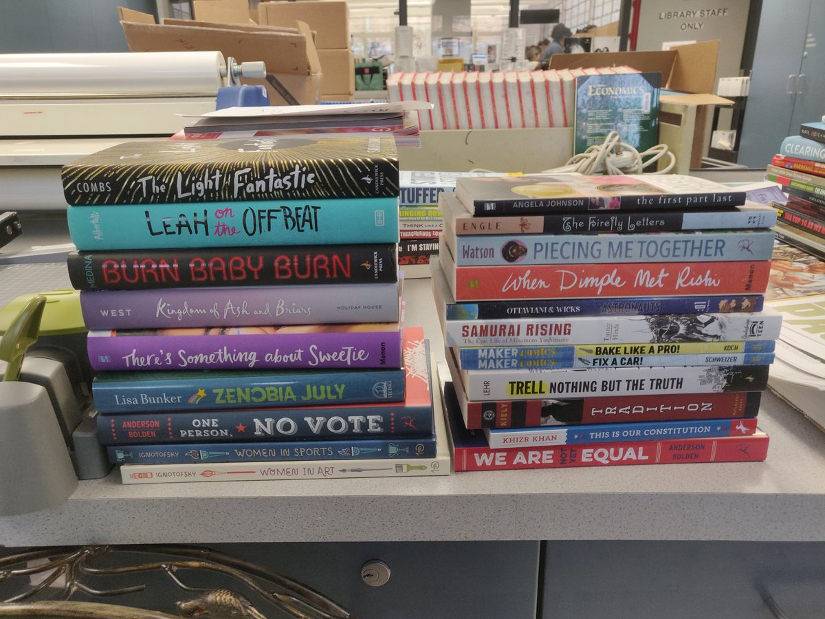WeRLibraryish's tweet photo. Exciting new books. Thankful for @FirstBook . #hartlibraryrocks @HartHigh @HartHighASB @TheTribeHHS @HartHighAlum @HartHighSpirit #librariesrock https://t.co/cubexm9PPi