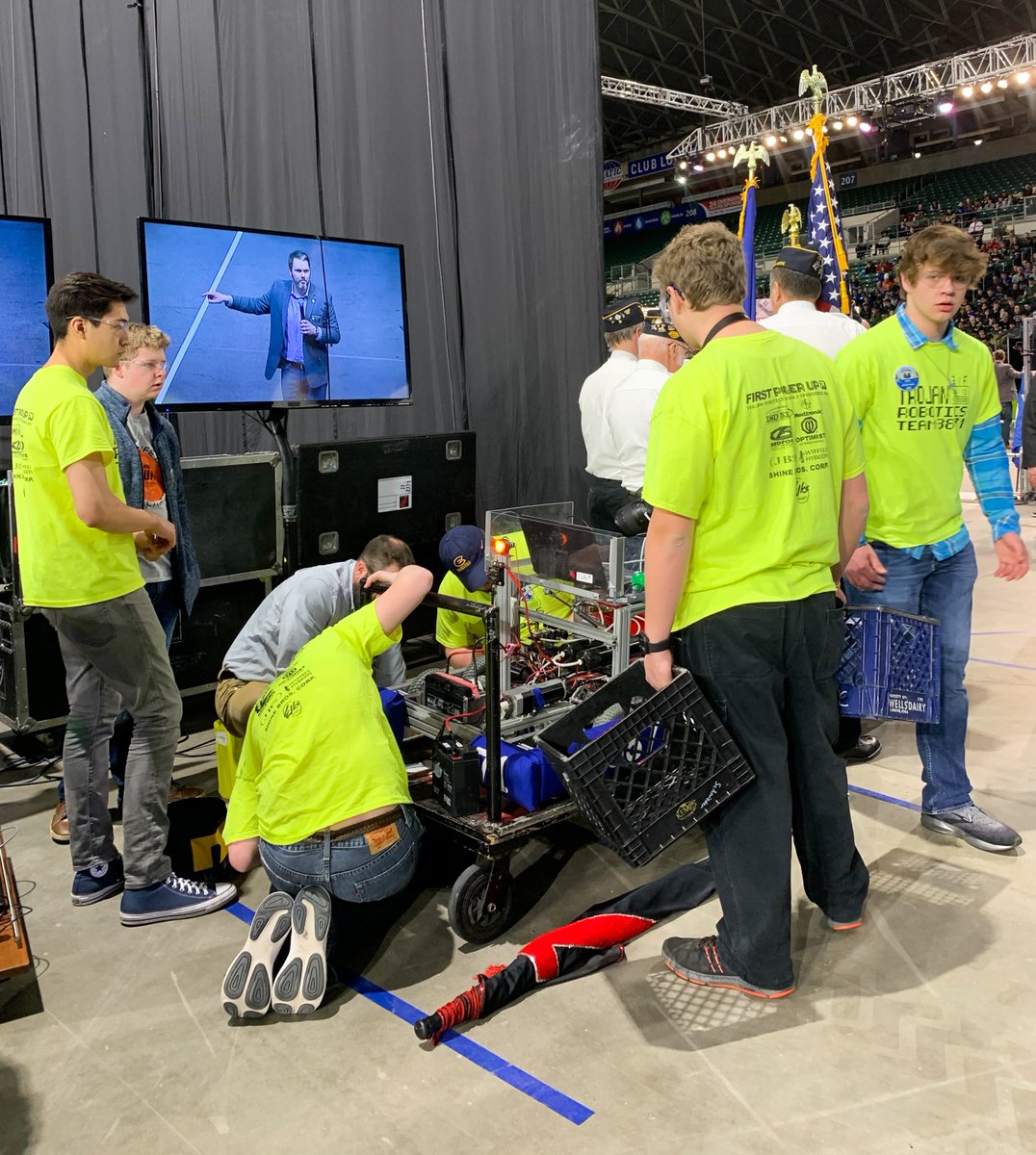 SenJohnHoeven's tweet photo. Highlighted #NDTech today at the Great Northern Regional Robotics Competition & talked to students about the wide range of career opportunities #NorthDakota has to offer as we continue working to provide greater certainty to entrepreneurs & better access to #STEM education. https://t.co/SrHCdcLA6W