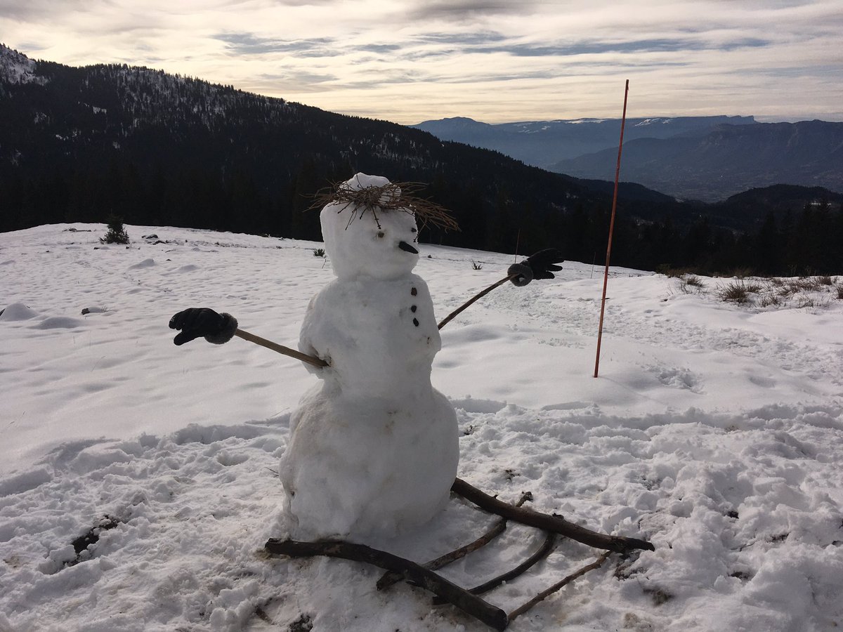 sylvie_mousset's tweet photo. Un bonhomme de neige ⛄️ sur les rails 🛤 💓
# JaimeLeTrain 🚆 #JaimeLaBretagne &amp; je suis à la #montagne 🏔😌😉
#ForzaCheminote #obsession #OnSeRefaitPas #sncf #rail #neige #souvenirsdevacances #espritdularge #EnHauteur https://t.co/f88DHp4DuU