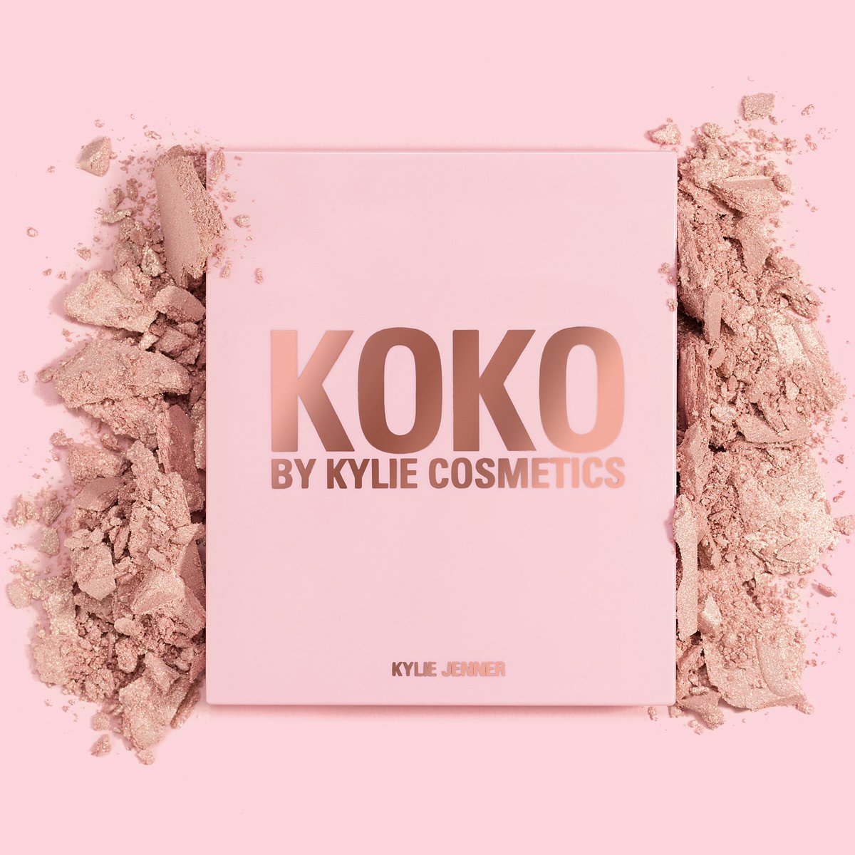 kyliecosmetics's tweet photo. NEW β¨ Handbag Ho Lip Kit + a restock of True Mama Kylighter! Buy the bundle and get a FREE Khlo$ Lipstick when you spend $40+ π Hurry, this promo is this weekend only while supplies last. #KokoKollection https://t.co/rkT2b8JJL5 https://t.co/UW0W53KNhQ