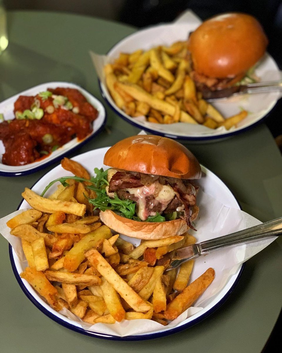 Our five-cheese Fondue burger with homemade rosemary chips 🤤 
🧀 <a href="/monscheeseuk/">Mons Cheesemongers</a> 📸 <a href="/nibblingLDN/">NibblingLDN</a>