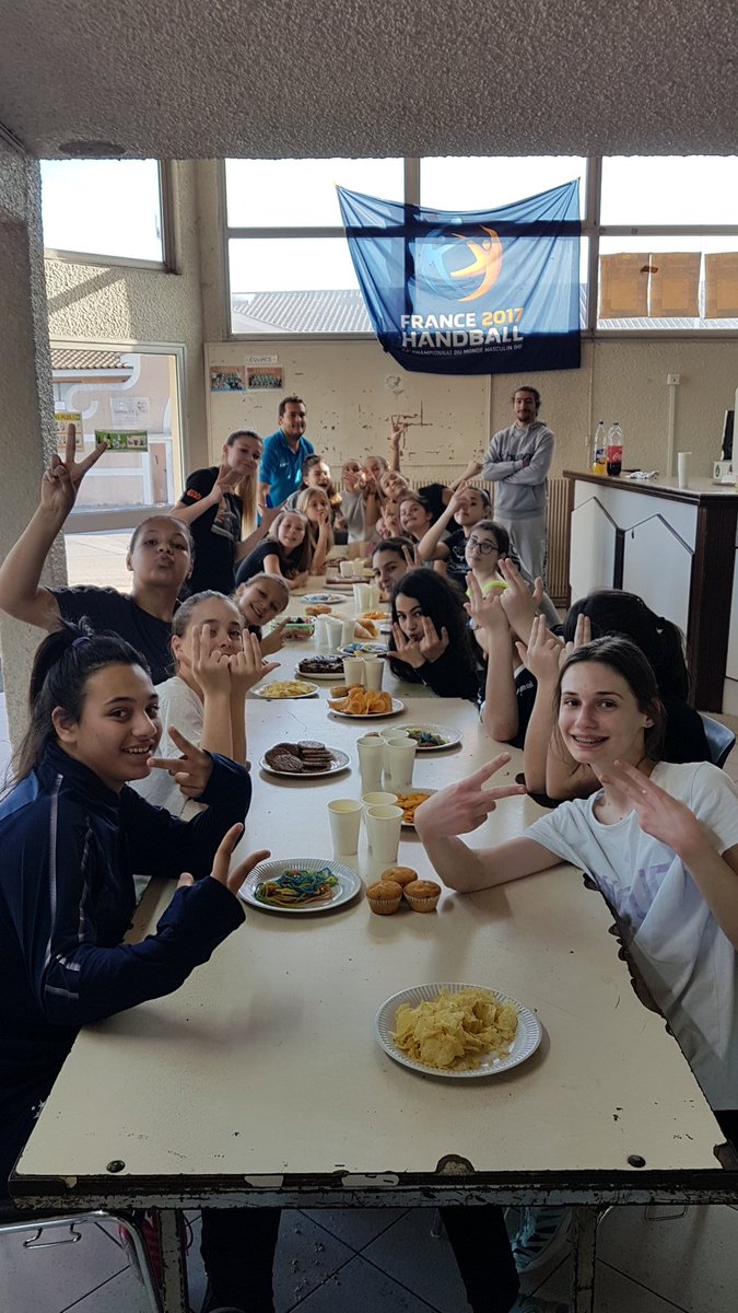 AScollgevillen1's tweet photo. Fin du stage handball et de la semaine studieuse pour les filles.
Bowling, tournoi et goûter.
Il reste plus qu'à faire les devoirs pour lundi...
Merci au HBVA, Sylvain et Badis, reposez-vous bien 😂
#hbva
@unss @UnssNice @UnssVar83
@Blog83480 @VilleDeFrejus @SRVHB https://t.co/7jqYvtMWzg