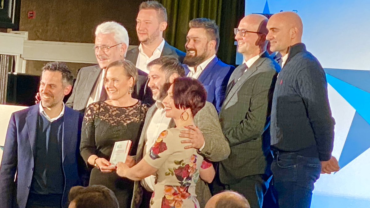 elancsnetworkin's tweet photo. Well done to the last four winners at our #FSBAwards northwest this afternoon @BennettStaff1 A Family’s Best Friend, Coaching Culture and @big5catering 
I was delighted to present the award to Coaching Culture. Well done guys! 🏆🥂

#businessawards https://t.co/OdBMtu46IT