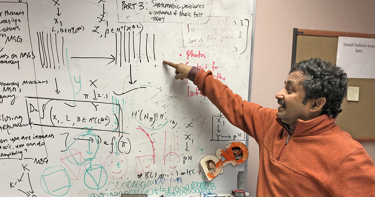 Mathematician Purna Bangere explains how he melds East-West musical frameworks on the whiteboard. HMU to interview <a href="/KUMathDept/">KU Math Dept</a> <a href="/MusicKU/">KU School of Music</a> prof re: hot new album.news.ku.edu/2020/02/10/mat…