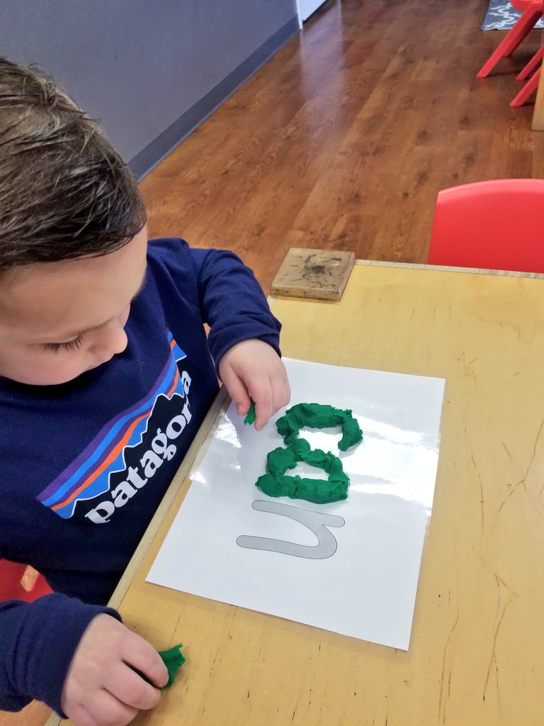 MsCarrie_LPS's tweet photo. Digging through the "snow", to find letters, building our sight word, and drawing a scene from this week's reading group story!❄😁 https://t.co/N96rmHr3PI