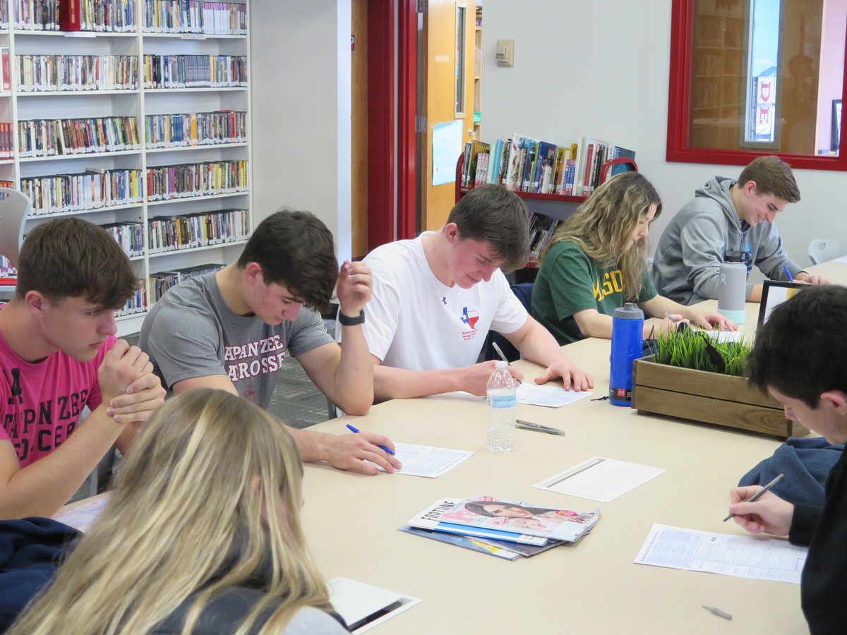 southorangetown's tweet photo. .@RCBOElections reps walked @Tappan_Zee_HS seniors through the voter registration process today. “Our students have learned about democracy for years and now they will have the chance to participate in our democracy,” - Social Studies Teacher Christine Drivas.🗳️🇺🇸 https://t.co/g0PdGzM7B3