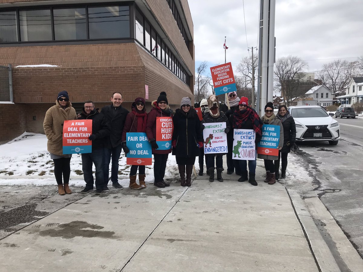 School board ETFO out on a cold lunch supporting our education system with @OSSTF9 #NoCutsToEducation #CutsHurtKids @spagsmario