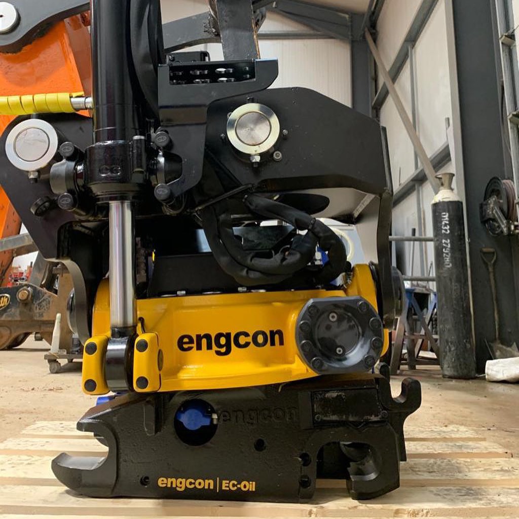 Installation complete of this EC219 to a Doosan DX160. Fitted with @engcon_uk’s DC2 control system and Mig2 joysticks. #engcon #tiltrotator