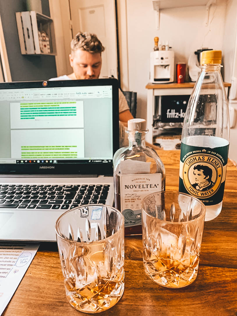 NOVELTEAdrinks's tweet photo. Out of Office: On.
#NOVELTEA Bottles: Out.
Happy Friday everyone! π₯π
Photo from Marius_Milano on Instagram!
#FridayFeeling #OutOfOffice #TeaWithSpirit https://t.co/xkiPA6lQcI
