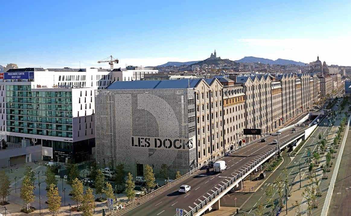 MadeMarseille's tweet photo. 🕯️C'est un monument de l'économie marseillaise qui s'est éteint ce matin...
Marc Pietri, président du Groupe @Constructa_SA est décédé des suites d'une crise cardiaque à l'âge de 73 ans. 
On lui doit entre autre @Marseillaisetlm et @DocksVillage ⤵️ 
https://t.co/sSpaaA48nQ https://t.co/Ak9QYBxeGE