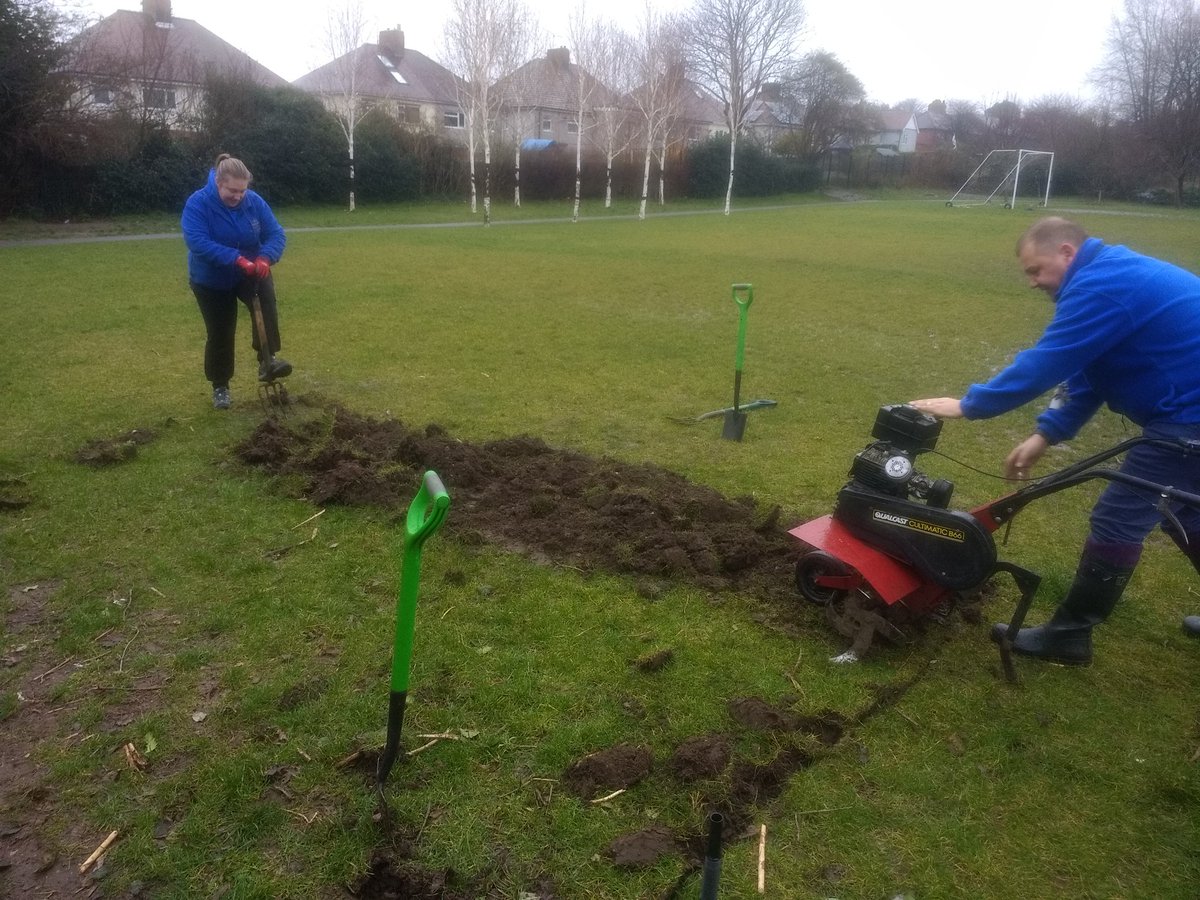 N_outandabout's tweet photo. Tonight after school we have started work on a vegetable bed so our young gardeners from @PeacockClass2 @Y3Flamingo @cuckooclass @y6goldfinch  can start growing their own produce. There's a lot of digging still to do before we're ready to plant! #gardening #growyourown #norbridge https://t.co/Wwqs0sQtYB
