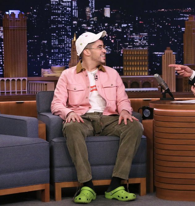 MofongoKicks's tweet photo. Bad Bunny reveló el cover de su álbum nuevo YHLQMDLG en Crocs. https://t.co/OjwBbZdKkl