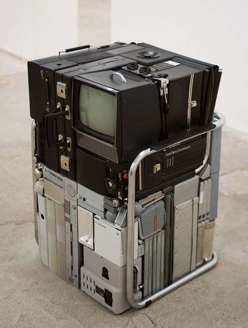 Logomize_it's tweet photo. it's really crazy what the first cell phones looked like https://t.co/Ovs3i4VG6U