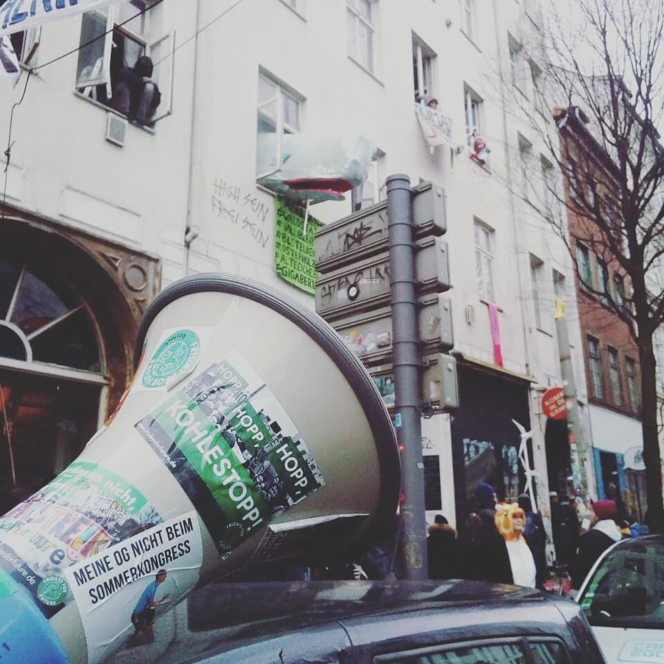 sffrostock's tweet photo. Vor einer Woche haben 60000 Klimaaktivist*innen so viel Druck auf den Straßen #Hamburg|s ausgeübt, dass die Wahl eine #Klimawahl wurde. 
Unsere Stimme kann viel bewegen. Daher lasst dieses Bsp für den 13.3. in #Bayern wieder aufleben: Macht die Kommunalwahlen zu Klimawahlen! https://t.co/zhzQVlopAv
