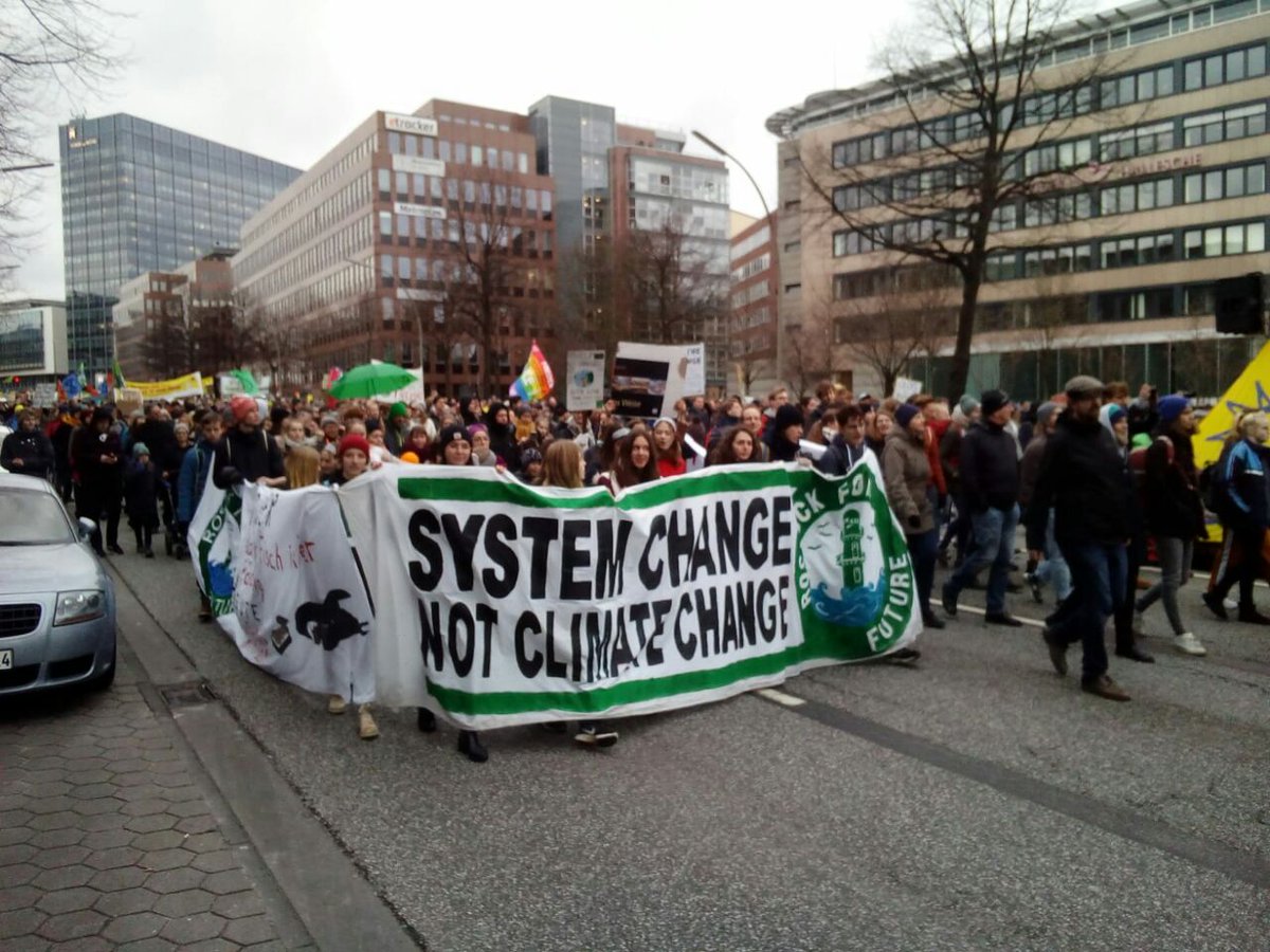 sffrostock's tweet photo. Vor einer Woche haben 60000 Klimaaktivist*innen so viel Druck auf den Straßen #Hamburg|s ausgeübt, dass die Wahl eine #Klimawahl wurde. 
Unsere Stimme kann viel bewegen. Daher lasst dieses Bsp für den 13.3. in #Bayern wieder aufleben: Macht die Kommunalwahlen zu Klimawahlen! https://t.co/zhzQVlopAv