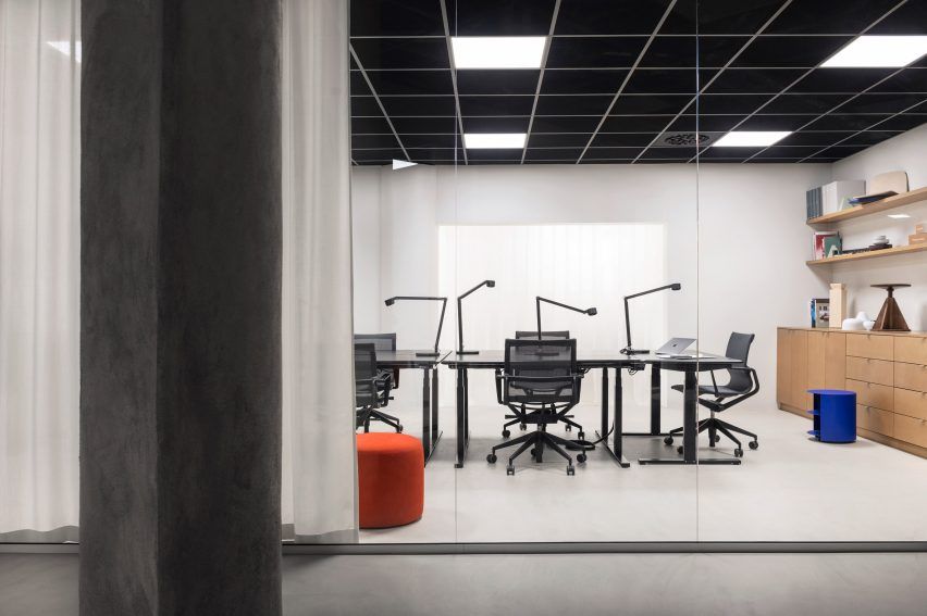 Hem headquarters feature acid-yellow concrete desk dezeen.com/2020/02/03/hem…