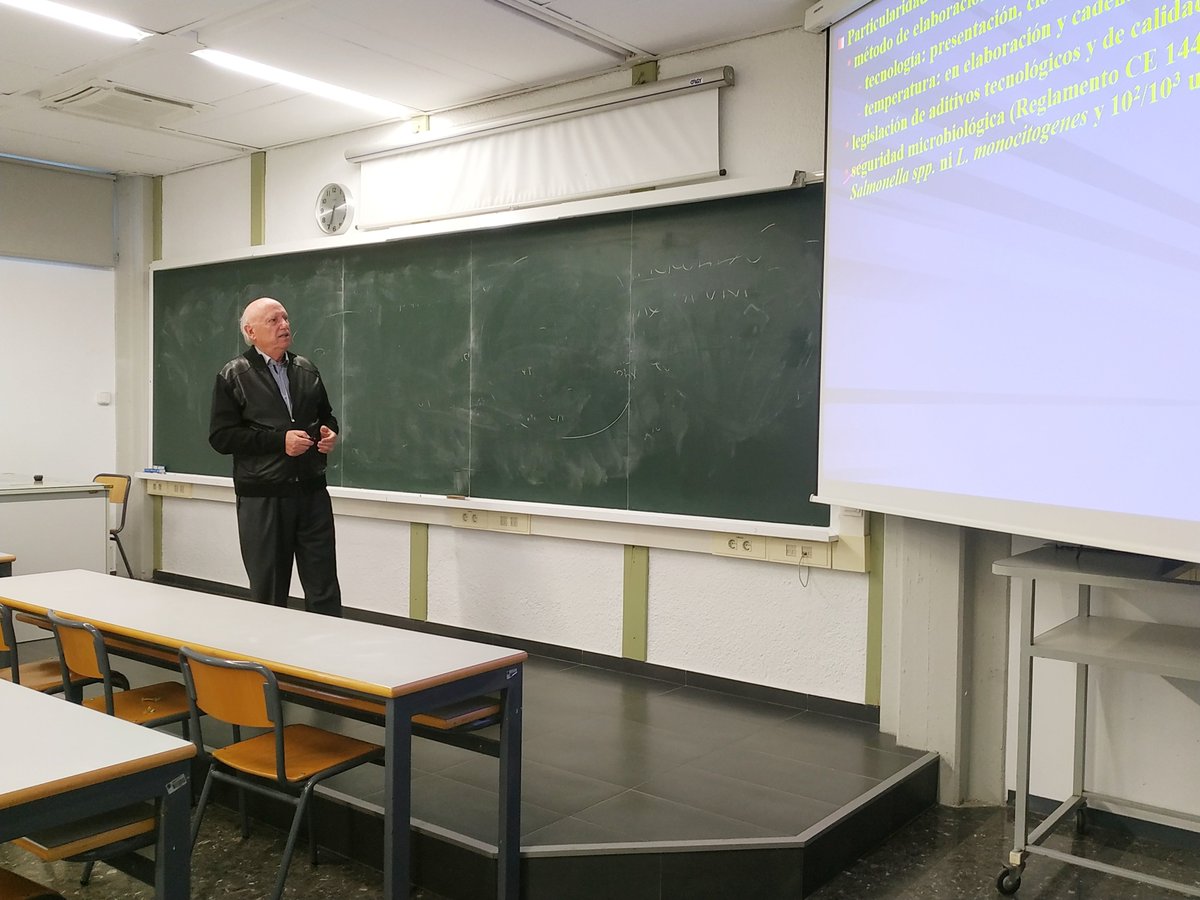 🥗🥗🥗 El Dr. Francisco Artes, del <a href="/GPR_UPCT/">GPR_UPCT</a> @UPCTnoticias, deleitando a los asistentes al III Curso tecnología #poscosecha de #cítricos de la <a href="/eamnupv/">EAMNUPV</a> con aportaciones sobre #procesado mínimo en fresco de #hortalizas #postcosecha #postharvest bibliotecahorticultura.com/curso-poscosec… <a href="/artespacko/">Paco Artés</a>