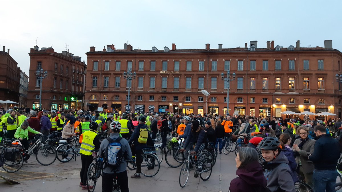 @2Pieds2Roues @France3MidiPy @bleuoccitanie @actutoulouse @ladepechedumidi @JToulousain @Boudumensuel @20minutestoul @100pour100radio @campusfm @RADIOFMR Il y'a du monde, des enfants des hommes et femmes de tout âges ça brille ça sonne !