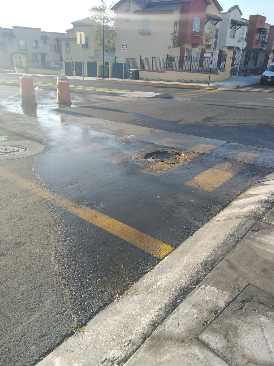 RealSolare's tweet image. Otra fuga más de agua en #realsolareqro. Lleva más de 3 semanas sin atenderse y evidente desperdicio de agua @cea_qro @mpio_El_Marques @ReneJaimeVinte @Vinte_Mx @Cemefi_RSE @PanchDominguez