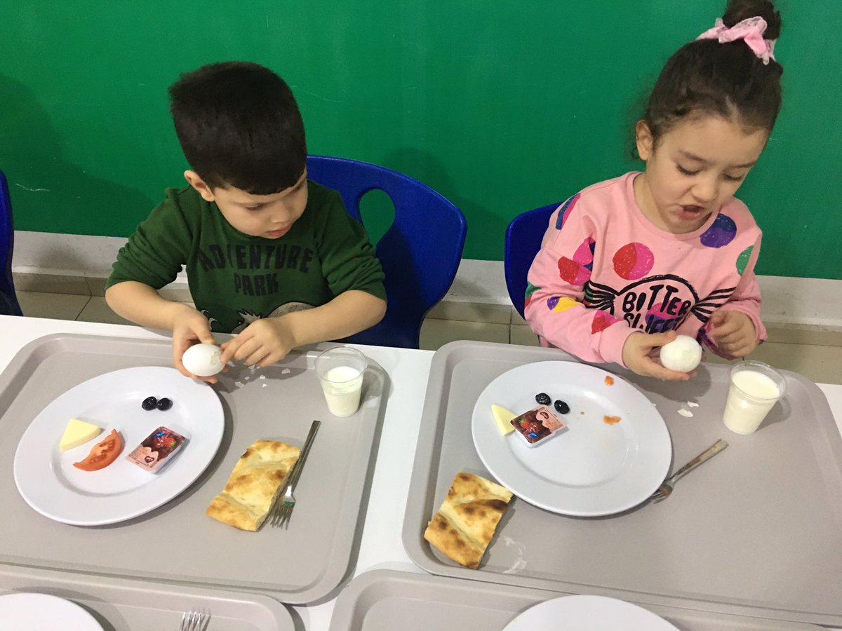 IErzem's tweet photo. Günlük Yaşam Becerileri etkinliğimizde bu hafta kendi haşlanmış yumurtalarımızı soyup yedik.😋@ErganiKampusu @nilcicek @TYorulmazlar @FilizSezen15 https://t.co/aWp2S0QqKo