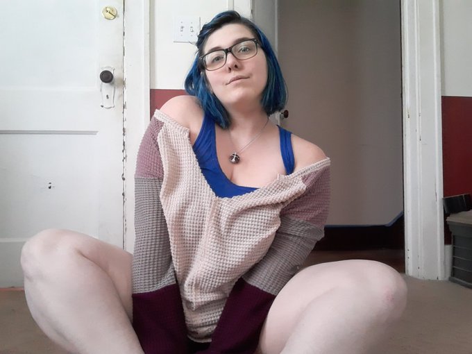 Your hipster girlfriend wishes you a great day! 💙💙💙 https://t.co/ag0KqZnRjW