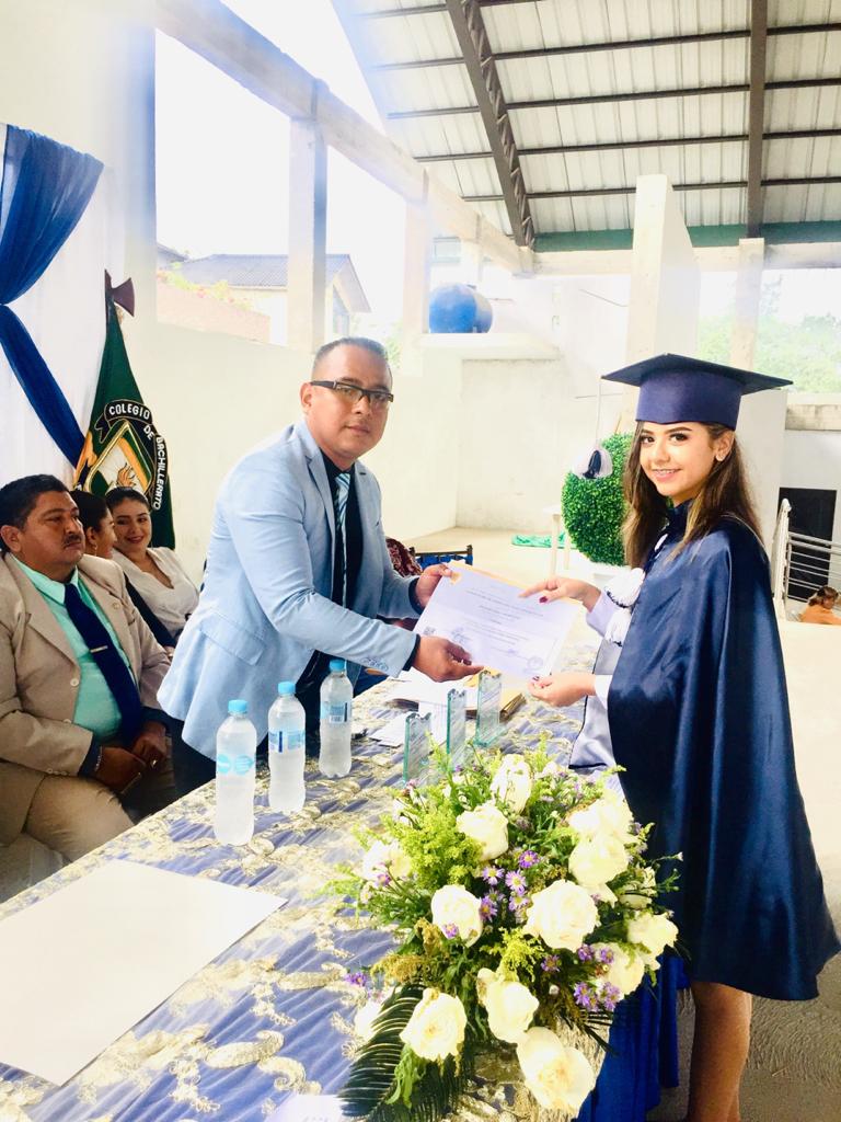 SamuelCofreM's tweet photo. Ahora| Felices de lograr su objetivo los Estudiante del Colegio de Bachillerato Fausto Molina Molina de la parroquia Torata Cantón Santa Rosa, celebran el acto de Graduación de Bachilleres con la Comunidad Educativa. 
#Distrito07D06
#SoyBachiller
@magdasalazarg https://t.co/3vKi04rvTQ
