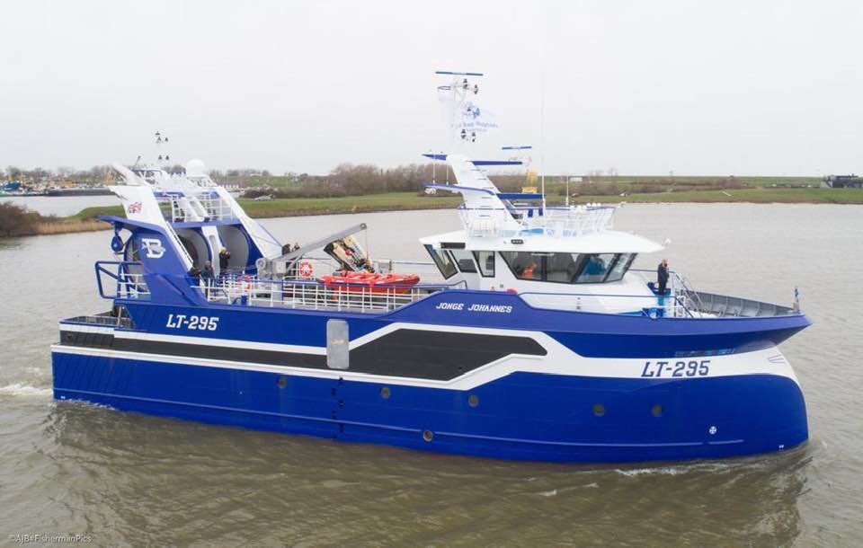 AlbertVCU's tweet photo. De LT 295 heeft zijn 1e proefvaart gehad en zal binnenkort het ruime sop kiezen #Twinriggen #Flyshooten @damen #Maaskant https://t.co/a1w0ZF85wf