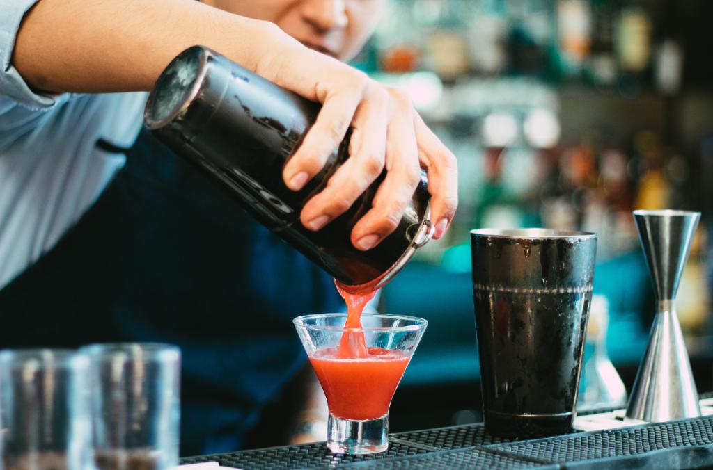 Los viernes son más entretenidos en Akun Lounge &amp; Bar.
¿Con quién vendrías a disfrutar de unos cócteles?