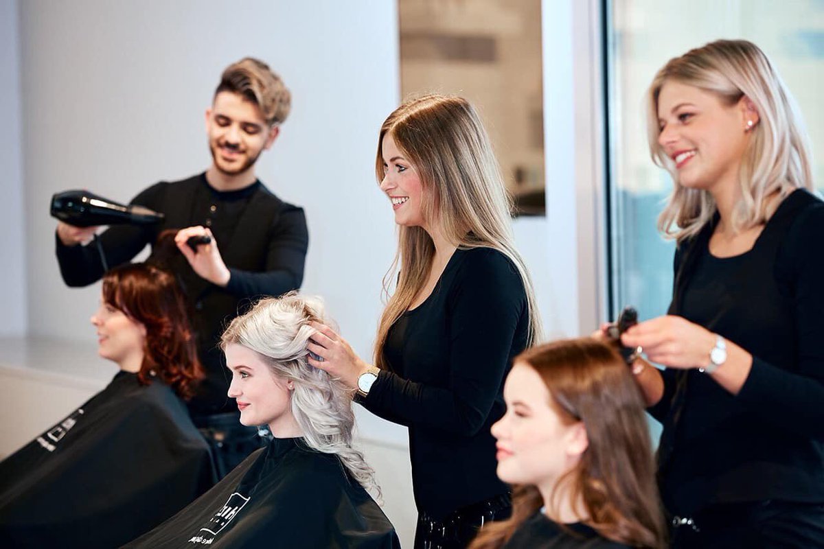 WE WANT YOU! 👋
Bij Hizi Hair zijn we altijd op zoek naar nieuw talent om onze teams te versterken. Van (junior) haarstylist, tot topstylist of leidinggevende. Met ons brede aanbod aan interne trainingen en opleidingen kan jij je ontwikkelen tot de beste versie van jezelf!