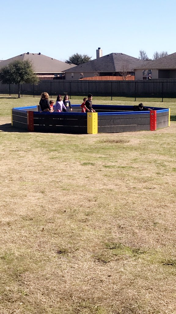 MissReitz2016's tweet photo. We HAD to get outside for some “kid” time 😍 #happyfriday https://t.co/cRc61Z9OfR