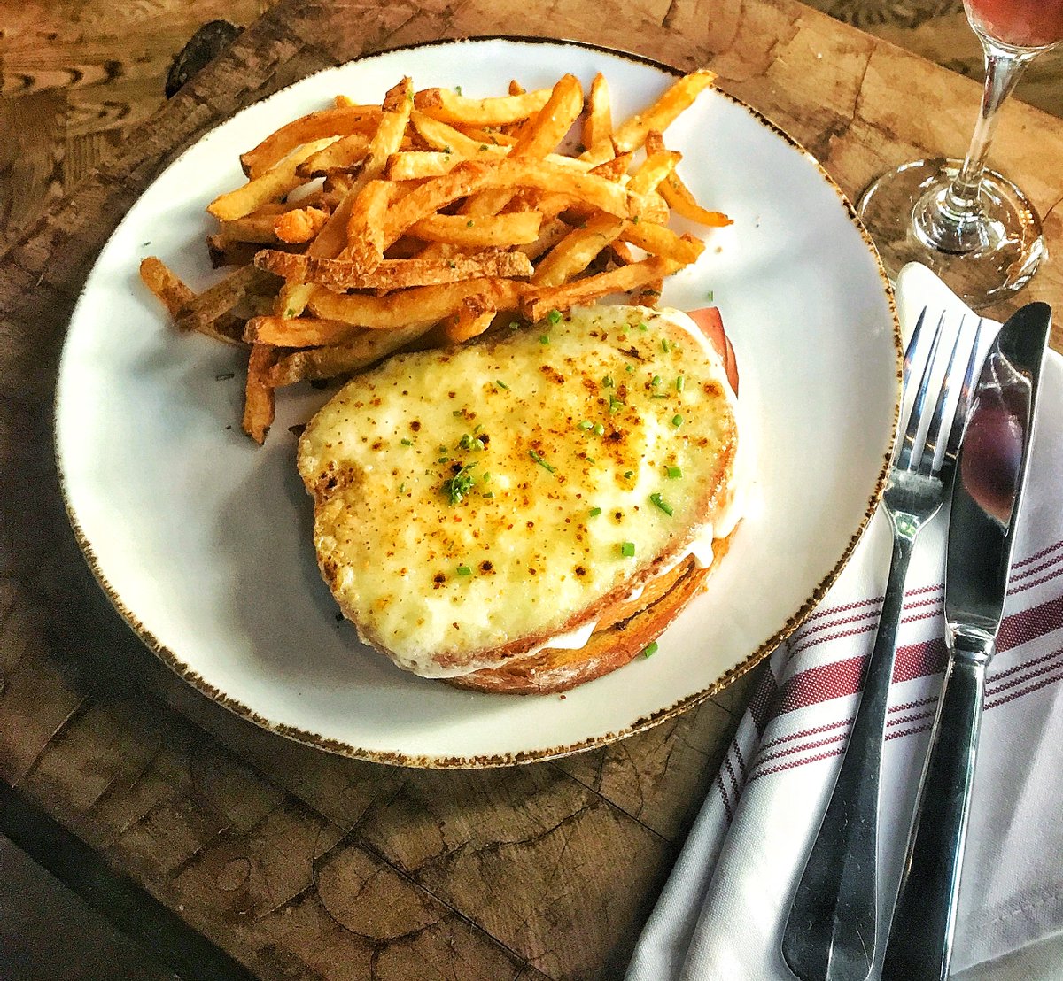 Who else is ready for the weekend? We’ll be starting ours with a great happy hour from 4-7pm! 
#troquetchi #frenchbistro #happyhour #chicagohappyhour #croquemonsieur