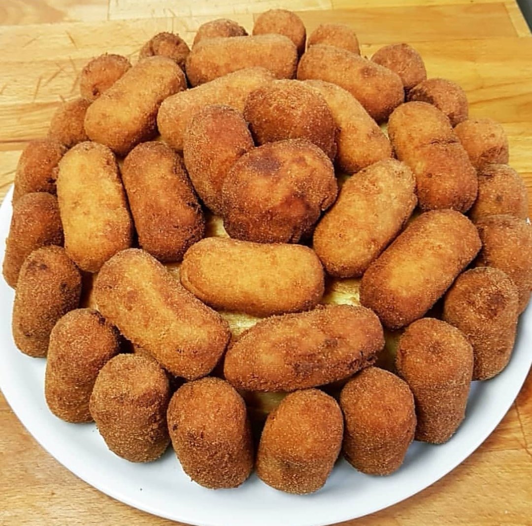 croquetagram's tweet photo. Holi 😀, menciona a la persona que más quieras en este mundo ❤️
.
.
📷 @mairenavillarreal91
#croquetas
#croquetascaseras
#quierete
#tortilladepatatas
#spanishomelette
#almuerzo
#culturadelalmuerzo
#mucholove
#dimeloconcroquetas
#comercroquetasesdeguapas https://t.co/Smorvsvlu2