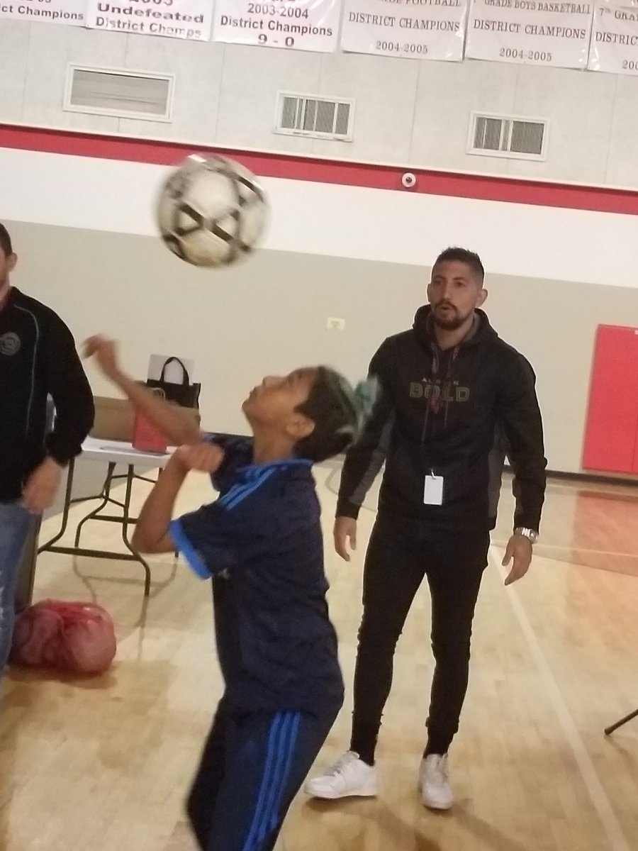 DVISD_DVMS's tweet photo. @DVISD_DVMS thank you @AustinBoldFC Sonny,  Troncoso and Alfredo for being our assembly guest speaker. #DVPROUD #OnAMissionForSuccess #WritingYourOwnScript https://t.co/oQTUVzn1LV