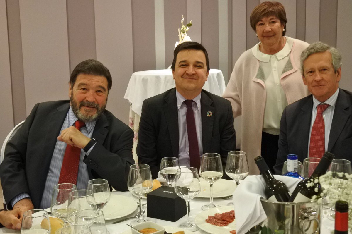 fmartinezarroyo's tweet photo. 🍷Todo mi aprecio a Francisco Ligero, director general de Destilaciones S.A., presidente de #ADEVIN y presidente de la Confederación Europea de #Destilerías Vínicas (CEDIVI) por toda una trayectoria dedicada al mundo vitivinícola. Hoy hemos podido homenajearle por su jubilación. https://t.co/bjSlPdAhYR