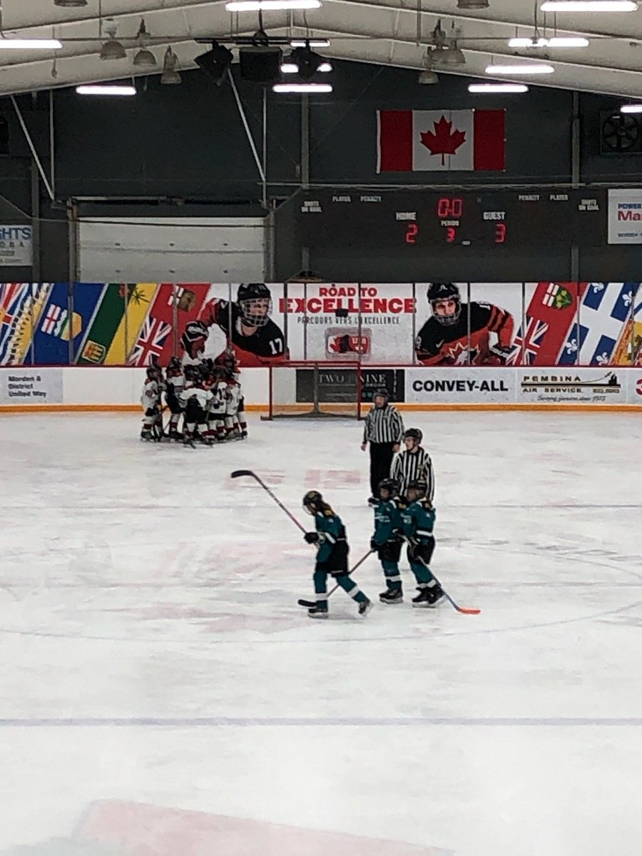 HMBProvAtmGirls's tweet photo. Rat River squeaks  out a 3-2 win vs Brandon Sharks #BelieveInTeam #HMProvincials @hockeymanitoba @CargillAgCanada https://t.co/hlKRnWIItT