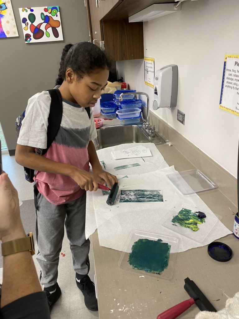 MsEliRodriguez's tweet photo. Our amazing buddies having a great time in @ArtHofius. #hawks♥️feedback Always smiling and having a great time!! @MelissaPenwell3 @Ms_VanFleet @Nicole_lynne_13 https://t.co/gBGnDESPsp