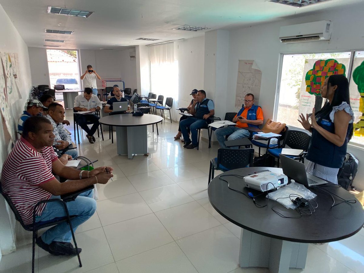 Alvaro_Iguaran's tweet photo. Satisfactoriamente se cumplió esta mañana la Mesa de articulación del programa #FestVII en el municipio de dibulla #LaGuajira, con el acompañamiento de la alcaldía, líderes, familias beneficiarias y el operador #UTP. https://t.co/gHZLq0tgKu