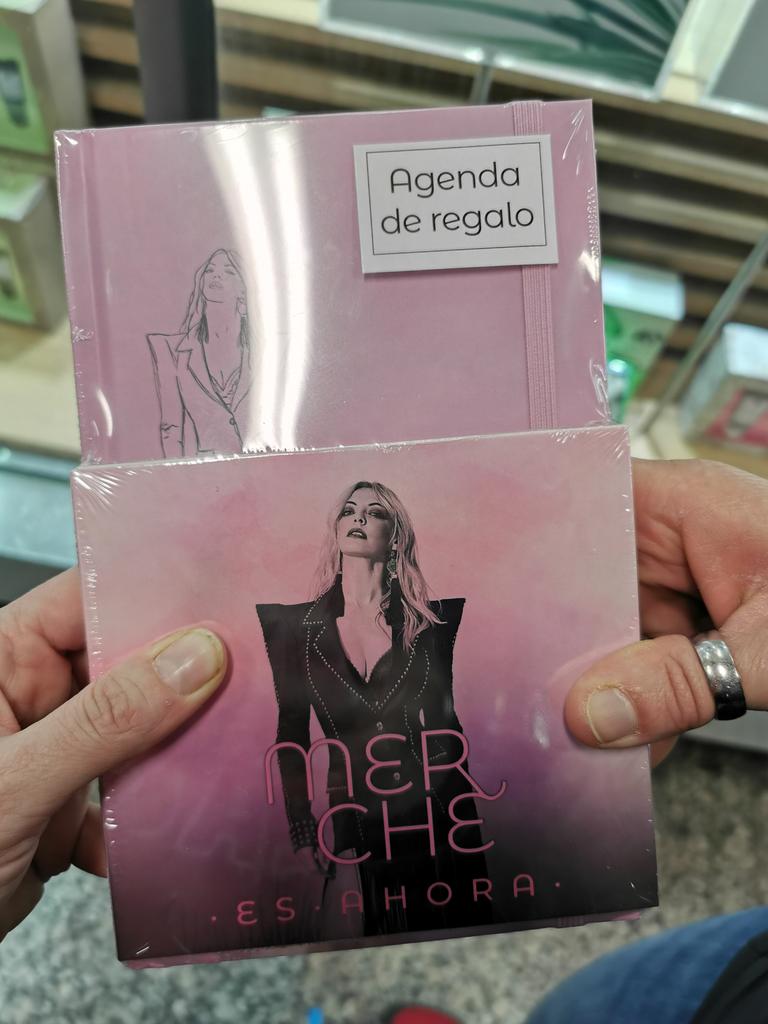 estitxu_mer's tweet photo. Por fiiiiiiinnnnnn!!!! Ya es nuestro @MercheOficial!!!! Ahora a disfrutarlo al máximo!!! #EsAhora #Merche9 #GiraMercheEsAhora 👏👏😍😍😍😍 https://t.co/vqvyPzDUjB