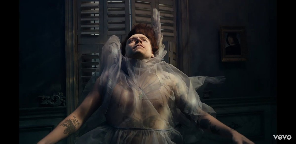raissajacob_'s tweet photo. Falling jรก era uma obra sonora genuรญna, mas o vรญdeo clipe รฉ uma obra de arte sem precedentes. ๐ฅถ Congratulations @Harry_Styles! #Fallingvideo
https://t.co/dJRXNqpnn0 https://t.co/F1lET8mloa