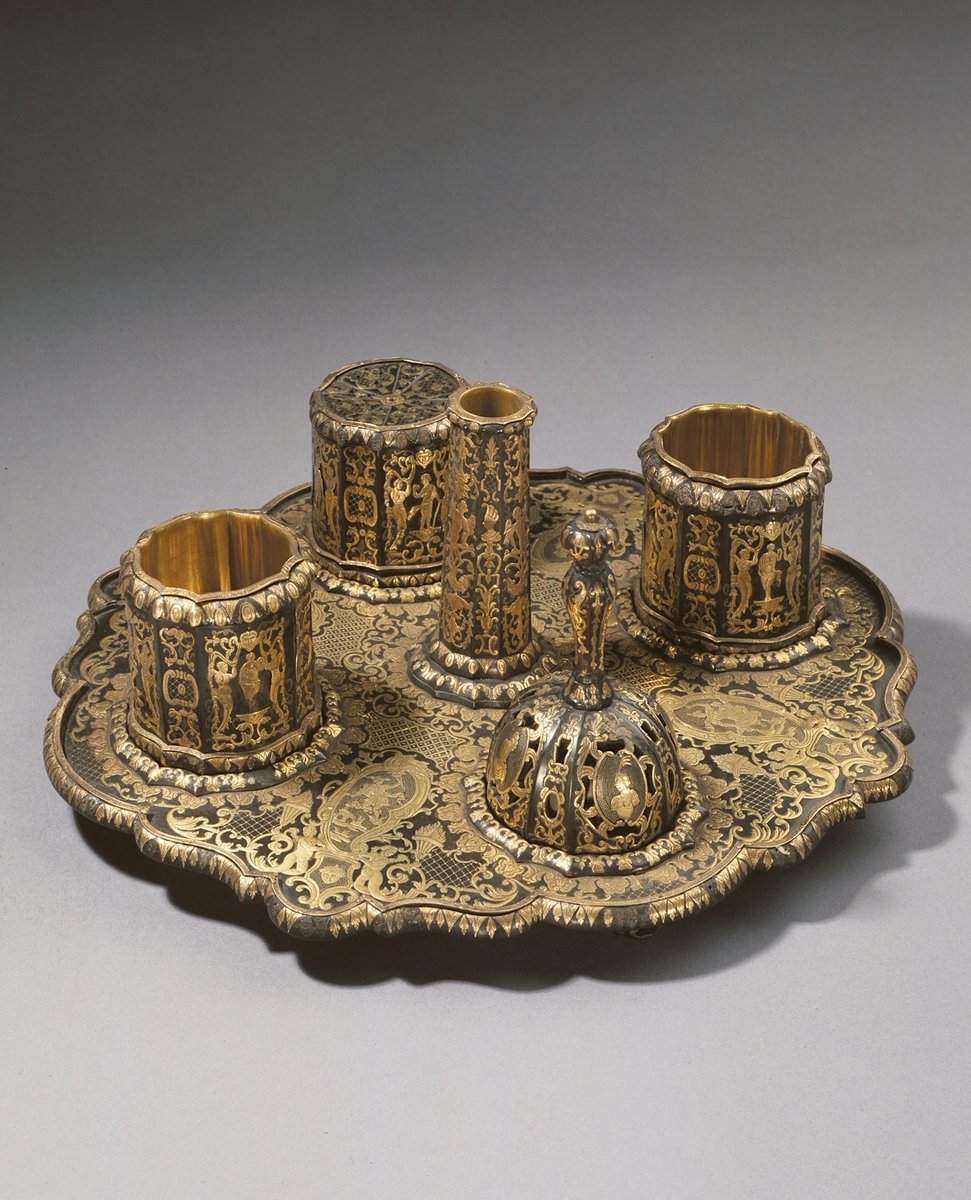 WallaceMuseum's tweet image. This mid-eighteenth century inkstand was made in Naples by #GennaroSarao using a technique known as #piquéwork.

This intricate technique involved inlaying tortoiseshell with gold or silver and was first developed in Naples at the end of the sixteenth century.

#FurnitureFriday