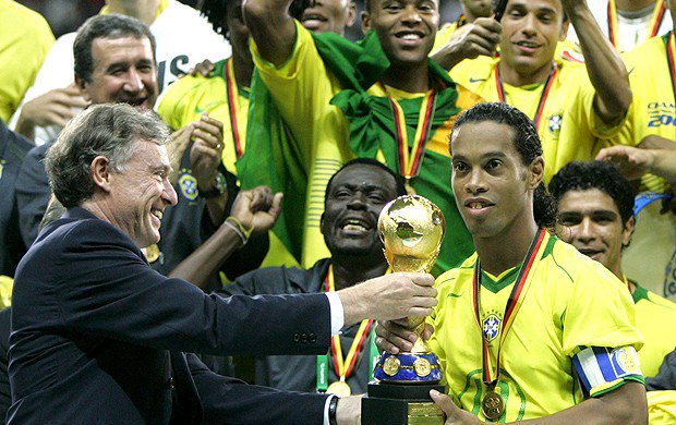 mundodabola's tweet photo. 10, faixa e taça! https://t.co/9rhV2fdrAA