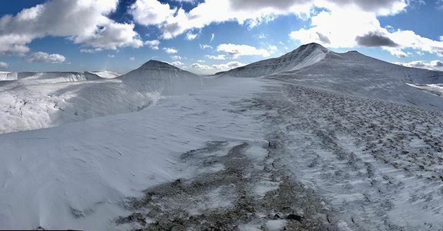 Beautiful winter day in the local hills #breconbeaconsnationalpark #breconbeacons #penyfan #penyfanmountain #wales #visitwales #wales❤️ #thisiswales #walesphotography #ilovewales #discoverwales ift.tt/3cekvTT