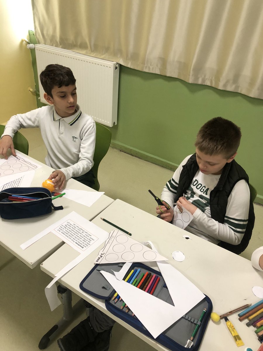 "Who are they?" pizza slices in pairs. We decided on some names and wrote the names on circles.Then, we wrote the descriptions under those names using "who". 🍕🍕🍕 <a href="/DogaDenizli/">Doğa Denizli</a> <a href="/Ozgukryrr/">Özgü Onur</a> <a href="/VolkanKurnaz11/">Volkan Kurnaz</a> <a href="/KevsGunesMetin/">Kevser Güneş Metin</a> <a href="/ece_hamret/">Ece HAMRET</a> @DuyguYamanD <a href="/KvancBarlas/">Kıvanç Barlas 🇹🇷</a>