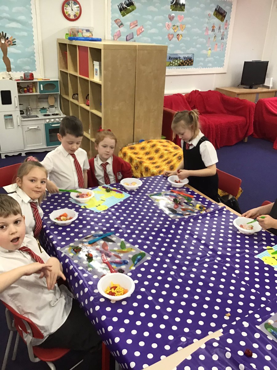 ClassOneMrsL1's tweet photo. The children did an excellent job today making their healthy fruit and vegetable salads. They used equipment safely to prepare their salads; they enjoyed eating them most of all. https://t.co/VeVvVyqiGQ