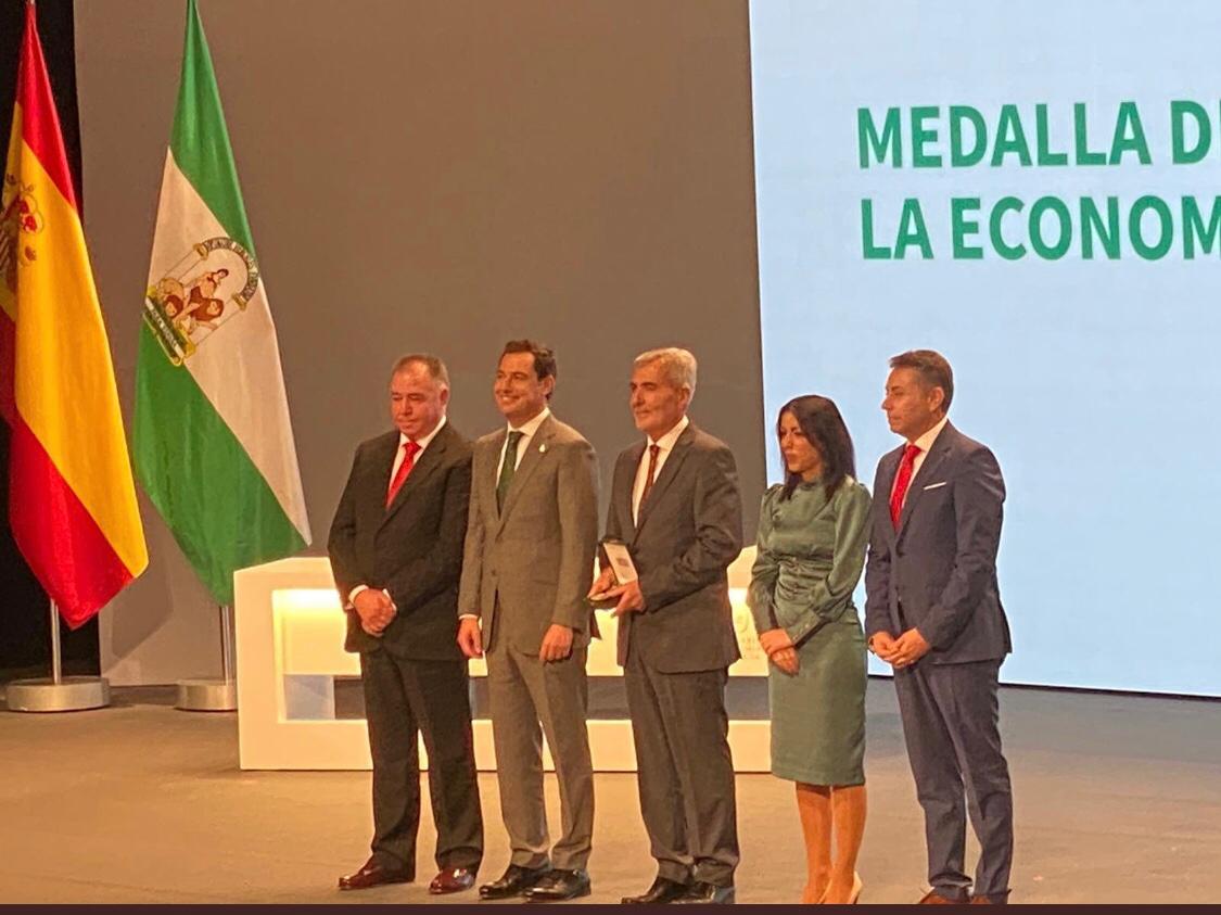 RevistaMercados's tweet photo. 🍅 Enhorabuena @unicagroup @cooperativacasi @biosabor_agro por la medalla de Andalucía a #Verdita @AndaluciaJunta @AgriculturAnd representando los valores y el potencial de la cooperación empresarial 👏👏👏 #MedallaDeAndalucia2020 https://t.co/5oZ0G5U9uX