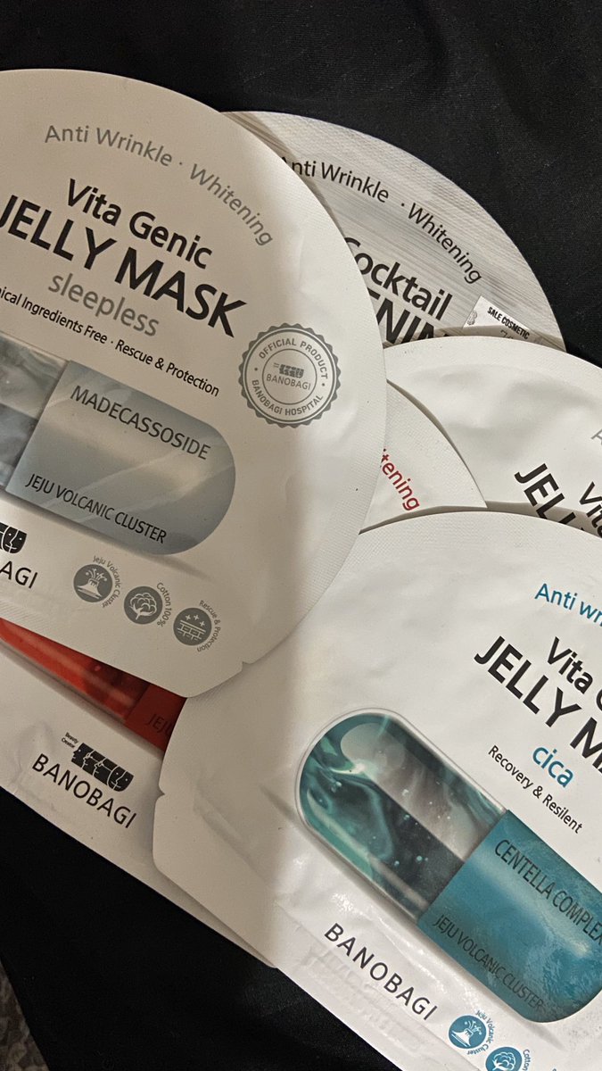 _nnayeah's tweet image. แบรนด์ต้องจ้างแล้วปะ ดีมากๆ แบบมากๆ สีเทาคือโคตรดี วันไหนนอนน้อยใช้ไปเลยก่อนแต่งหน้าอย่างไงก็แต่งติดเนียนมาก! ส่วนสีแดงก็เฉยๆ แต่สีฟ้าๆเขียวๆข้าง คือดีใช้คืนเดียวเช้ามาสิวผดลดลงเลย แต่สีฟ้าๆเขียวๆไม่เห็นในวัตสันนะเราซื้อร้านอื่น #ไว้รีวิวห้ามขายของโว้ยย #ใช้ดีบอกต่อ