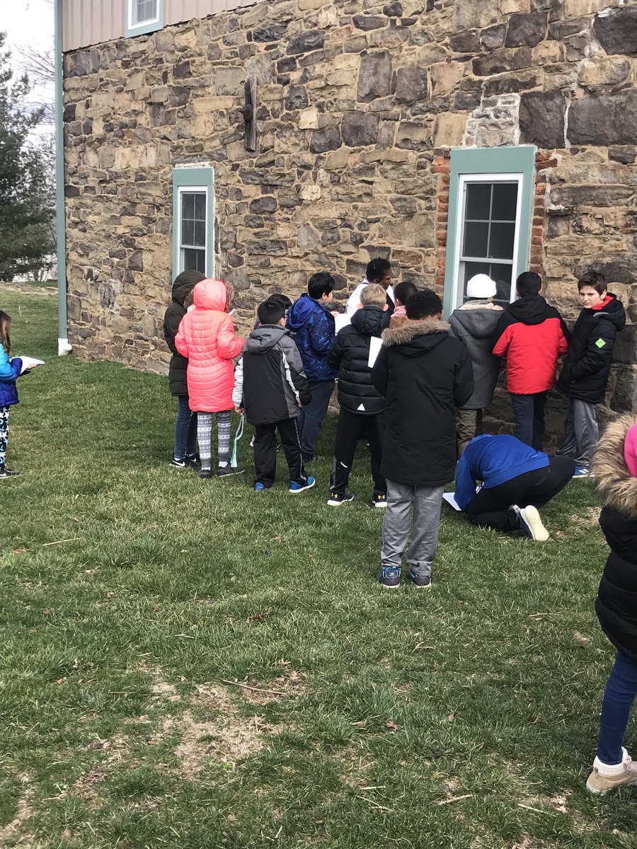 Discovery_elem's tweet photo. Discovery’s 4th grade Ss in @Ms_Swanson_DIS class learning about the hidden history in Loudoun county. Thank you Lansdowne HOA for collaborating together for this great learning experience at the Coton Plantation. #lcps19 https://t.co/zF8cSl95FB